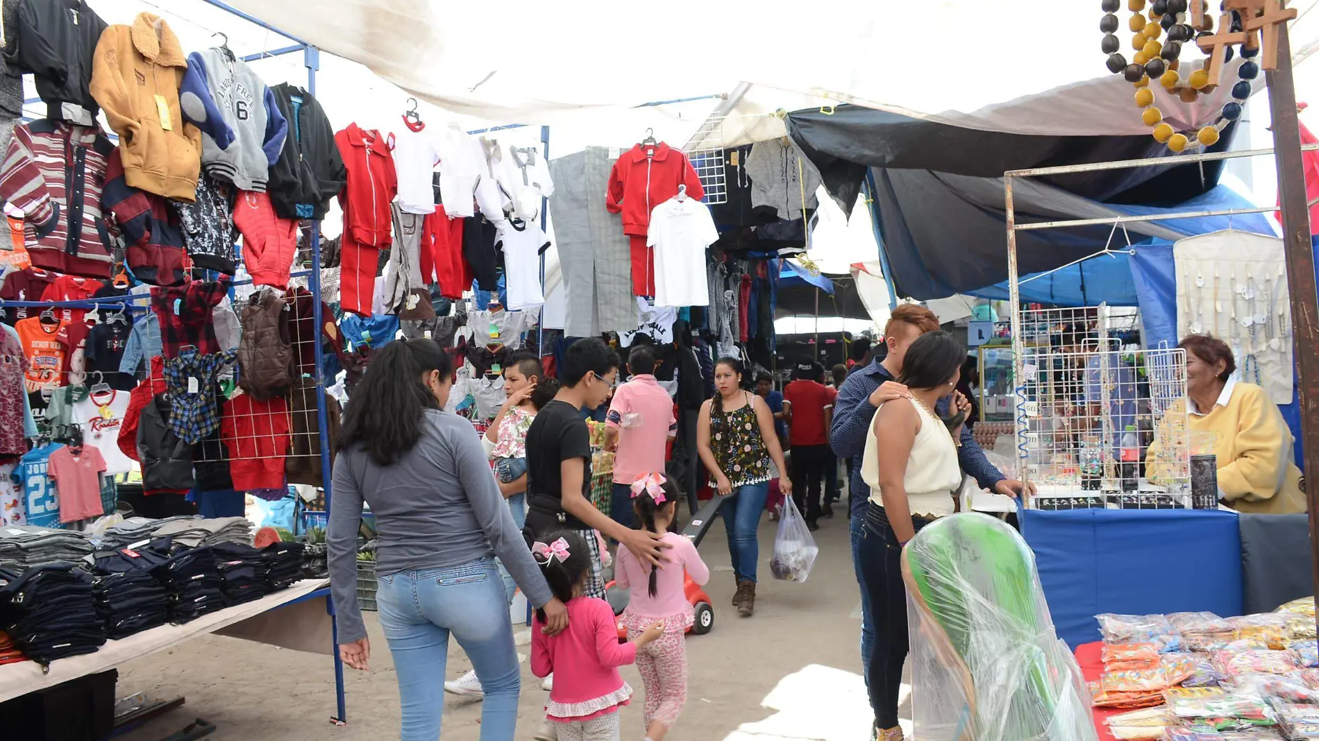 Tianguis dominical registró aumento en ventas por fiestas decembrinas.  Foto Luis Luévanos  El Sol de San Juan del Río.